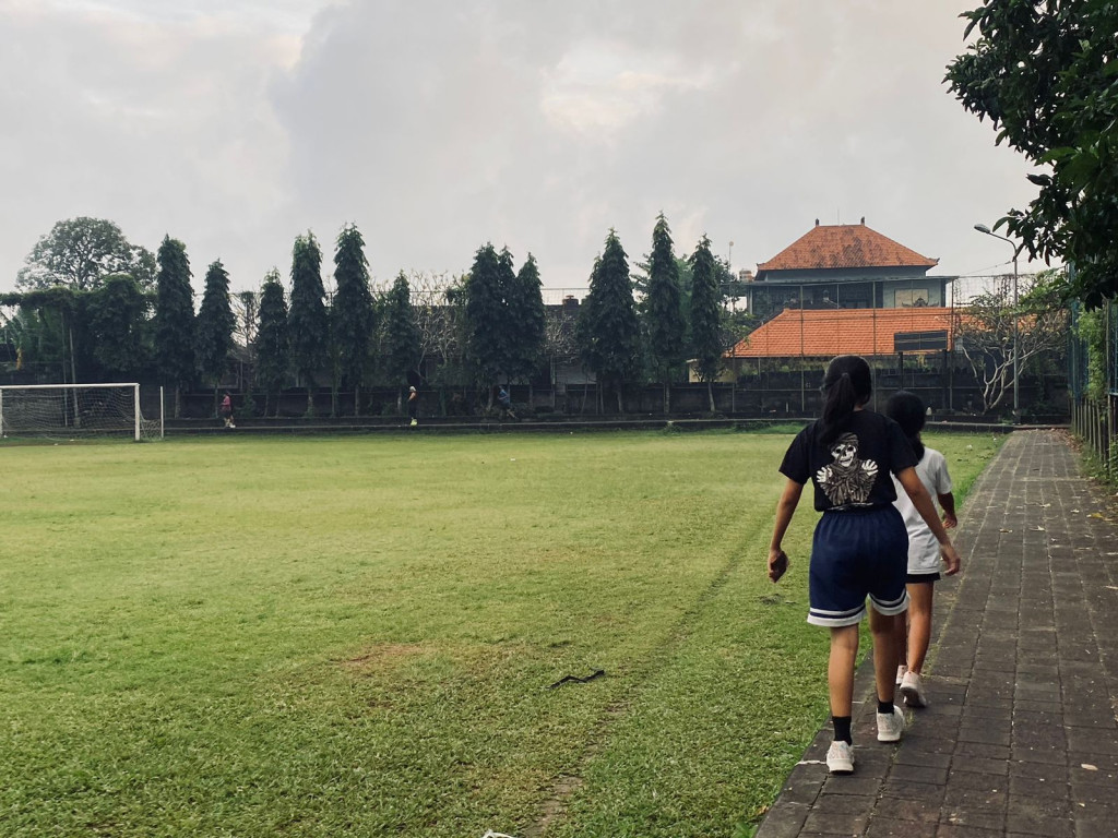 Jogging Pagi di Lapangan Binaraga Desa Dalung Jadi Tempat Favorit Anak Muda